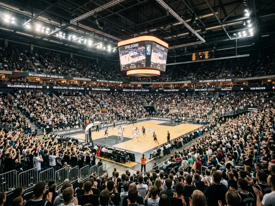 NBA-Arena mit Zuschauern beim Basketball-Spiel als Symbol für das Wachstum des NBA-Wettmarkts